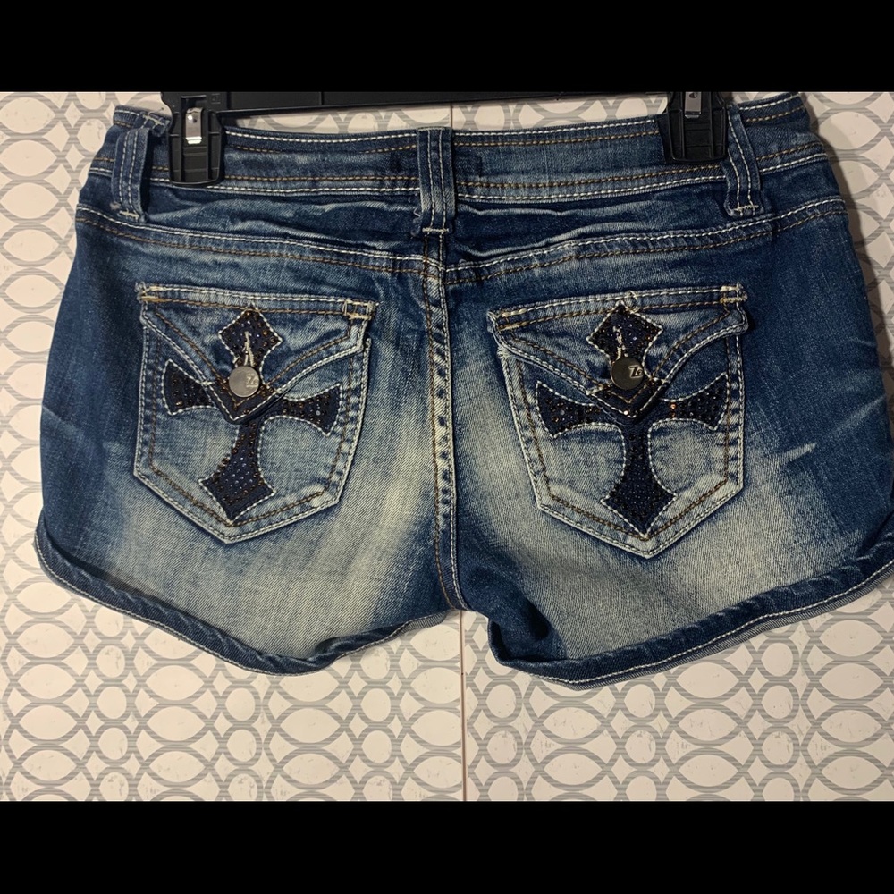 Shorts - Picture 4 of 5